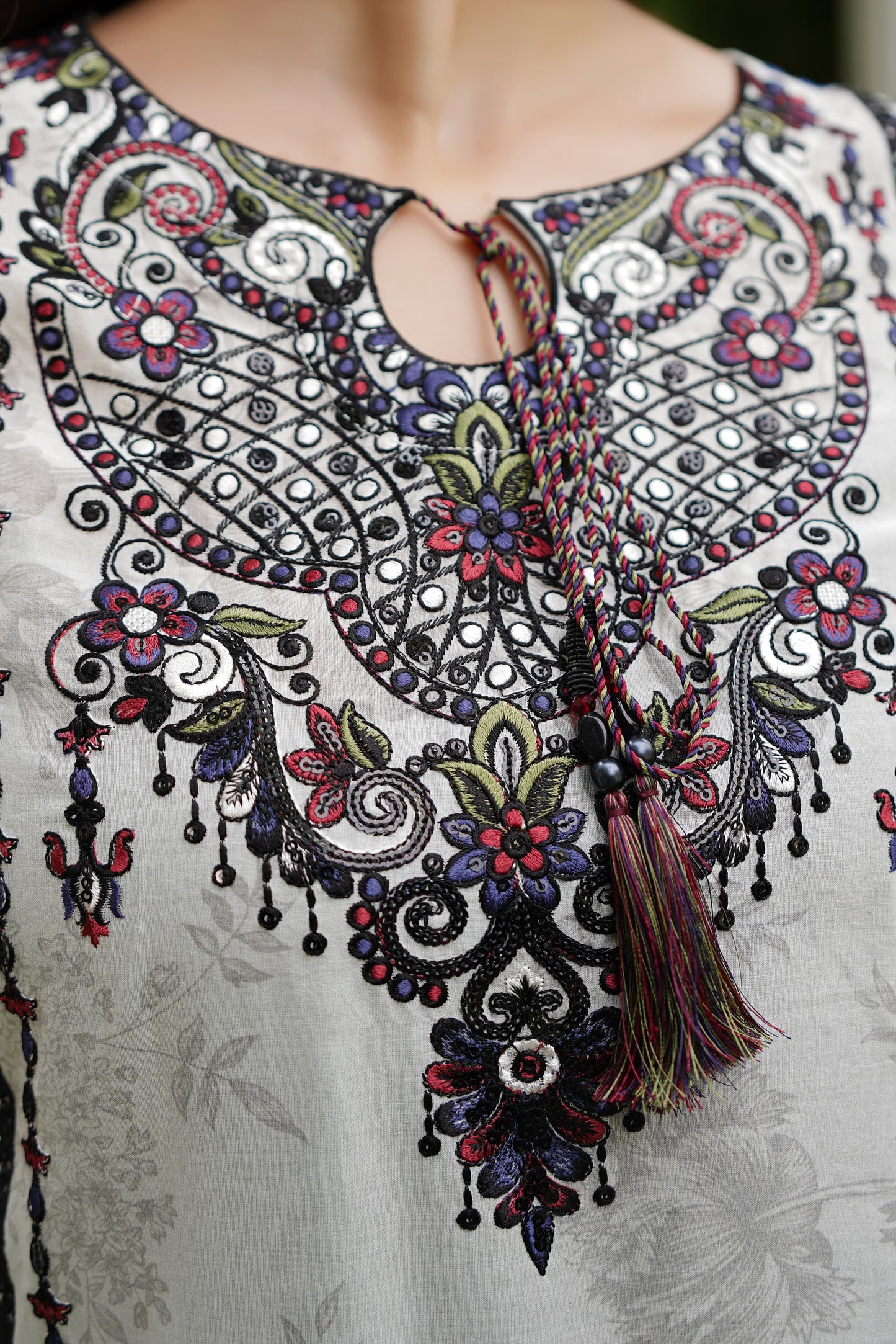 "Saaz-e-Sukhan" 3PC Lawn Suit – Stitched